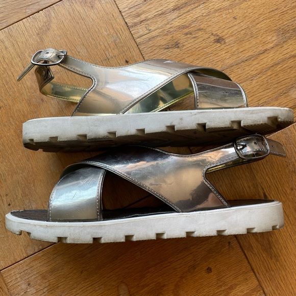 Electric Karma Women's 7 Silver/Pewter Wide Strap Criss Cross Sandals Lug Sole - Picture 2 of 5